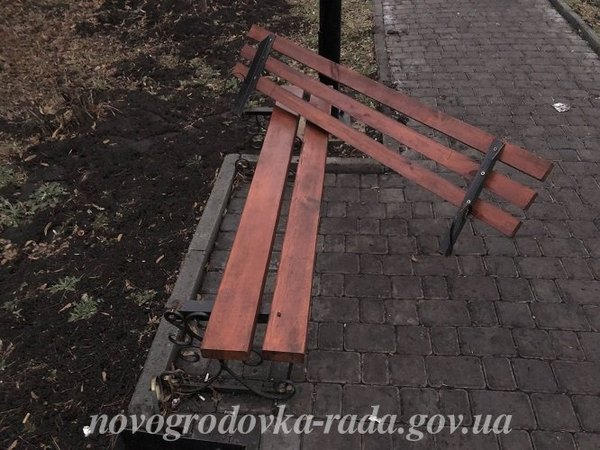В Новогродовке вандалы сводят на нет все усилия по благоустройству города
