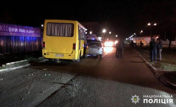 В Покровске автомобиль врезался в пассажирский автобус
