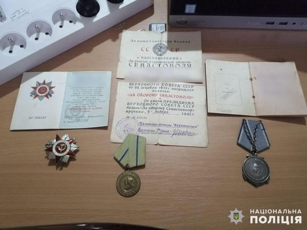 Жительнице Кураховки вернули украденные ценные ордена и медали