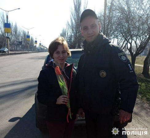 Покровские полицейские останавливали женщин-водителей, чтобы подарить им цветы