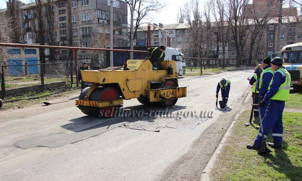 В Селидово продолжается текущий ремонт дорог