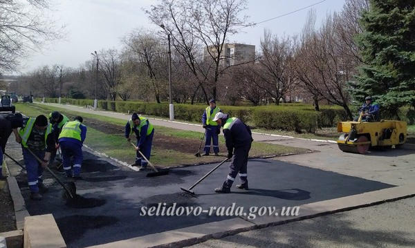 В центральном сквере Селидово ремонтируют пешеходные дорожки