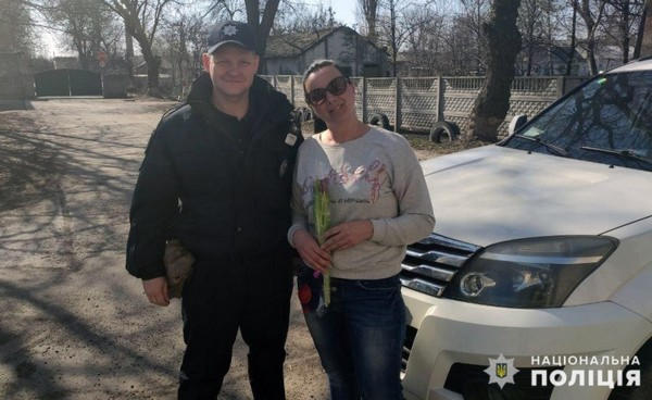 Покровские полицейские останавливали женщин-водителей, чтобы подарить им цветы