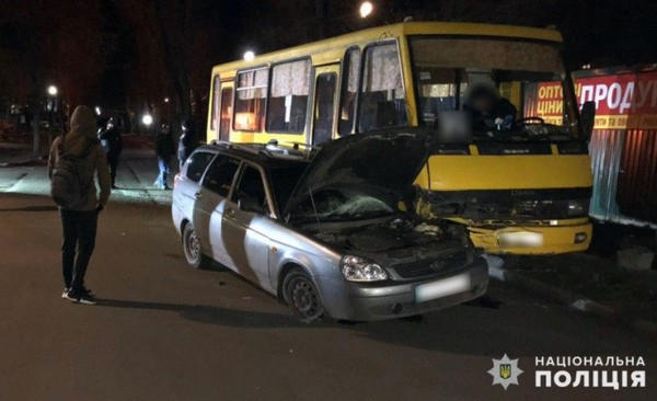 В Покровске автомобиль врезался в пассажирский автобус
