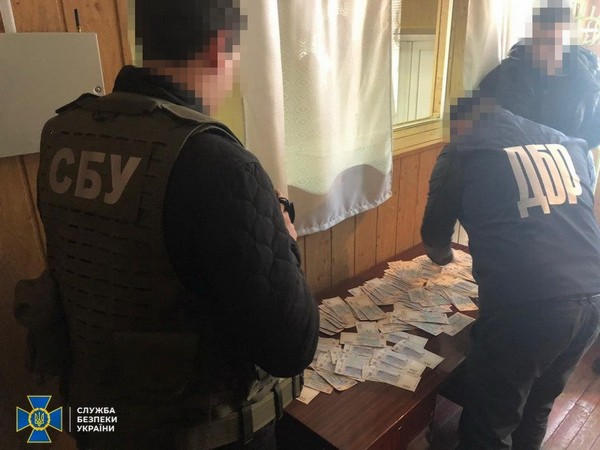 Прокурора Красноармейской местной прокуратуры задержали во время получения взятки