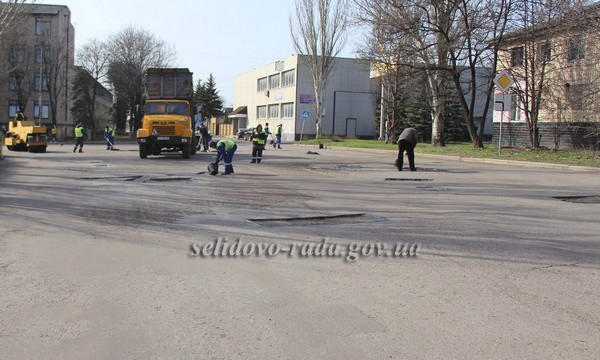 В Селидово продолжается текущий ремонт дорог