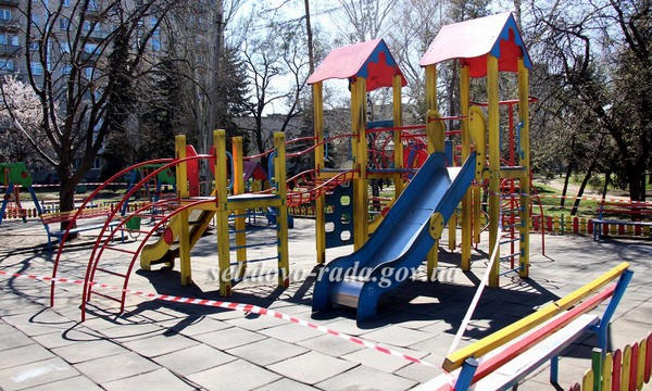 Детские и спортивные площадки в Селидово огородили запрещающими лентами