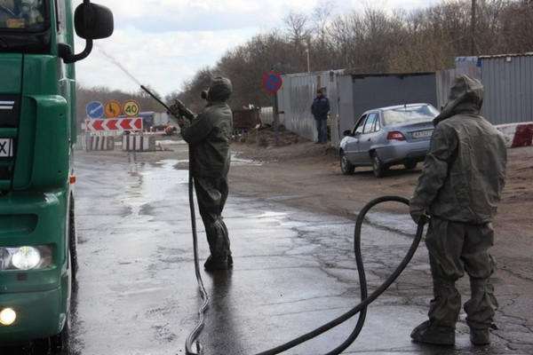 Военные дезинфицируют транспорт, который въезжает в Донецкую область
