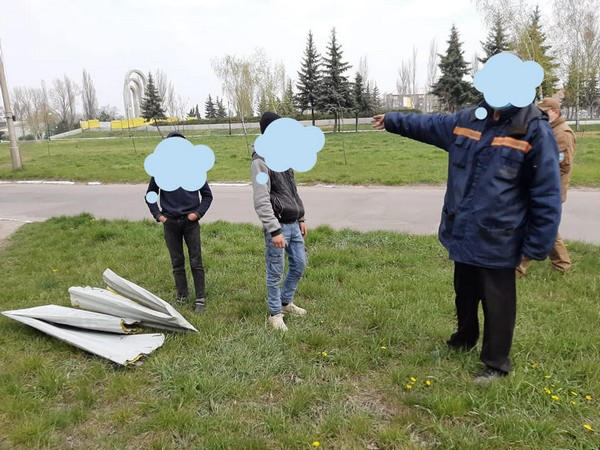 В Покровске пытались украсть ограждение вокруг памятника над братской могилой