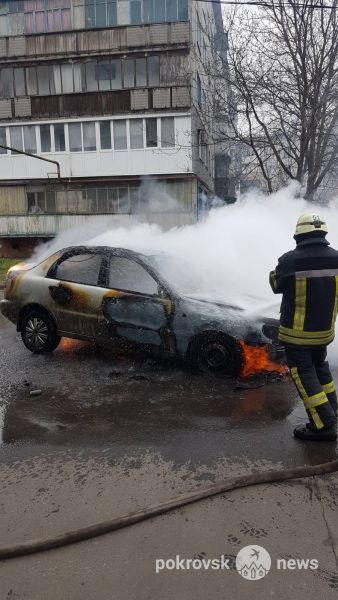 В Покровске за считанные минуты сгорел дотла автомобиль
