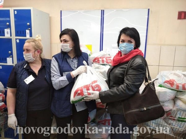 В связи с эпидемией коронавируса жителям Новогродовки раздают бесплатные продуктовые наборы