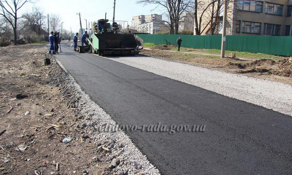 В Селидово продолжается ремонт дорожного покрытия на улицах города