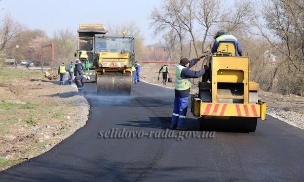 В Селидово продолжается ремонт дорожного покрытия на улицах города