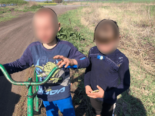 Двое маленьких детей ночевали под деревом вблизи Украинска