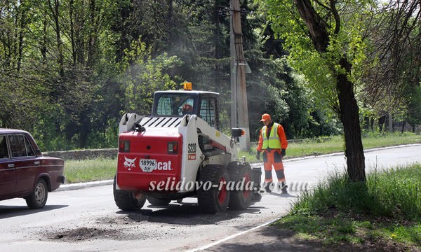 В Селидово продолжают ремонтировать городские дороги