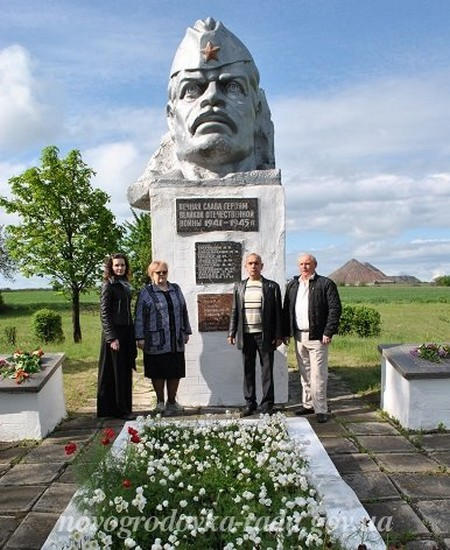 В Новогродовке не отказались от многолетней традиции и почтили память погибших во Второй мировой войне