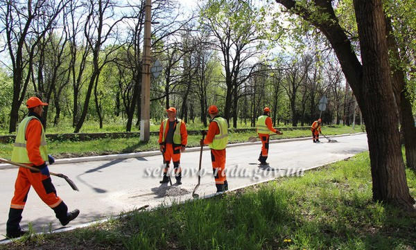 В Селидово продолжают ремонтировать городские дороги