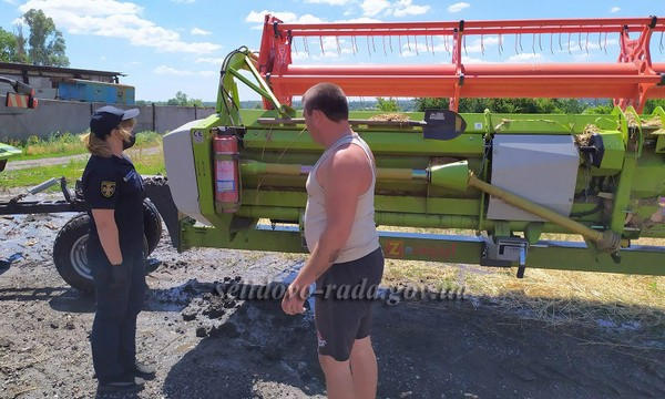 На территории Селидовского горсовета пытаются спасти урожай от огня