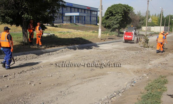 В Селидово продолжается капитальный ремонт дороги по улице Центральная