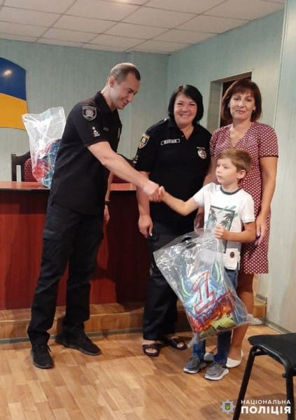 Детям-первоклассникам селидовских полицейских подарили школьные рюкзаки