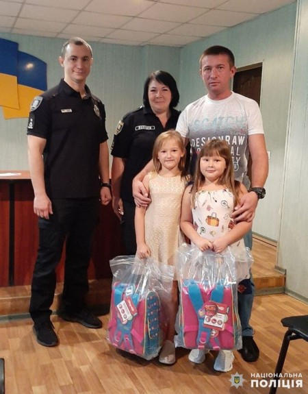 Детям-первоклассникам селидовских полицейских подарили школьные рюкзаки