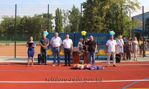 В Селидово торжественно открыли новую мультифункциональную спортивную площадку