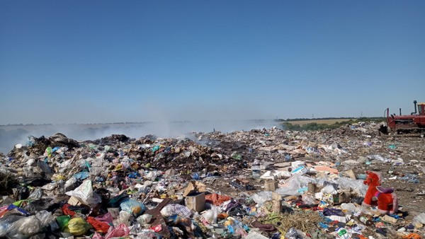 В Украинске горит мусорная свалка
