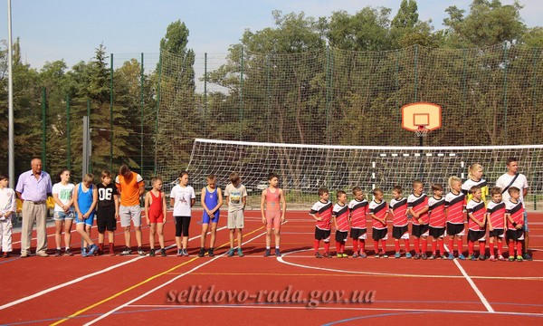 В Селидово торжественно открыли новую мультифункциональную спортивную площадку