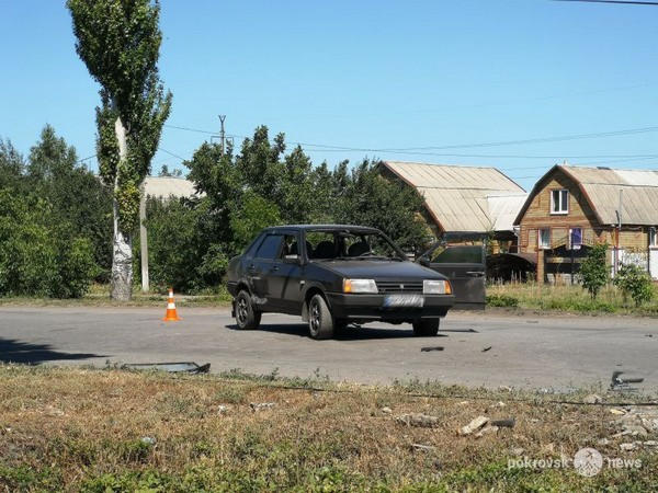 В Покровске не разминулись два автомобиля, один из которых сбил электроопору