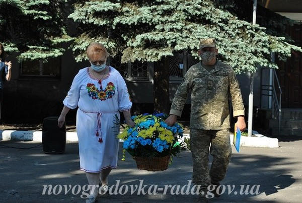 В Новогродовке состоялась торжественная церемония поднятия флага Украины
