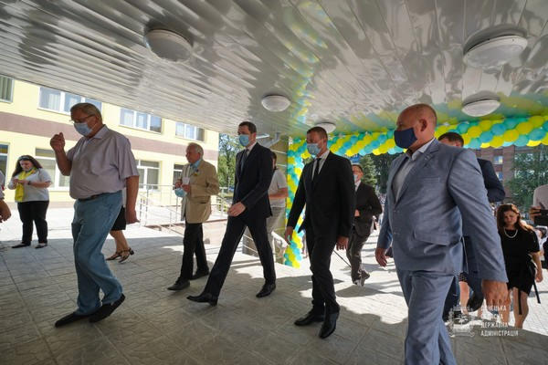 В Селидово с участием почетных гостей торжественно открыли современную опорную школу