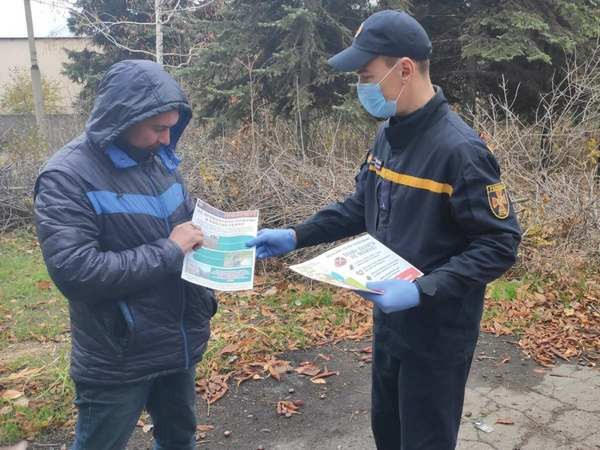 Жителей Украинска призывают не сжигать опавшие листья