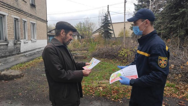 Жителей Украинска призывают не сжигать опавшие листья