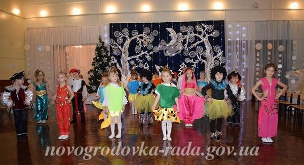 В Новогродовке детям устроили новогоднее путешествие с Дедом Морозом