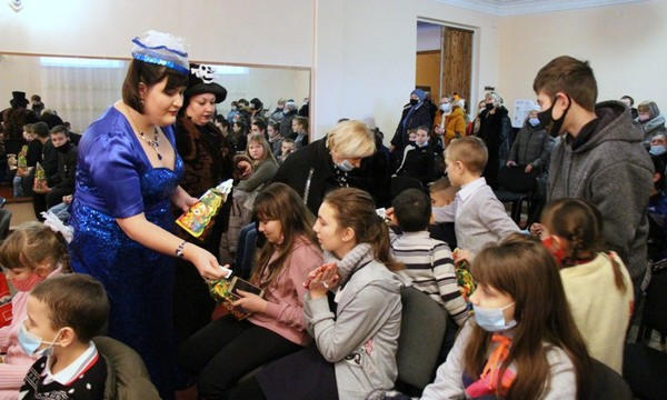 В Селидово по случаю Дня Святого Николая для детей устроили праздник с подарками
