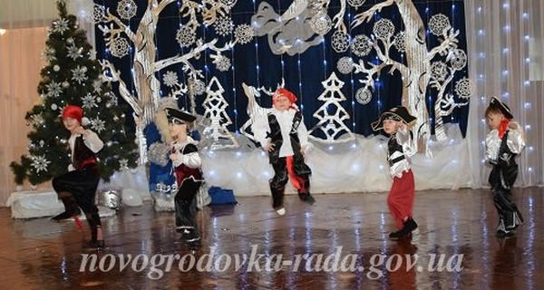 В Новогродовке детям устроили новогоднее путешествие с Дедом Морозом