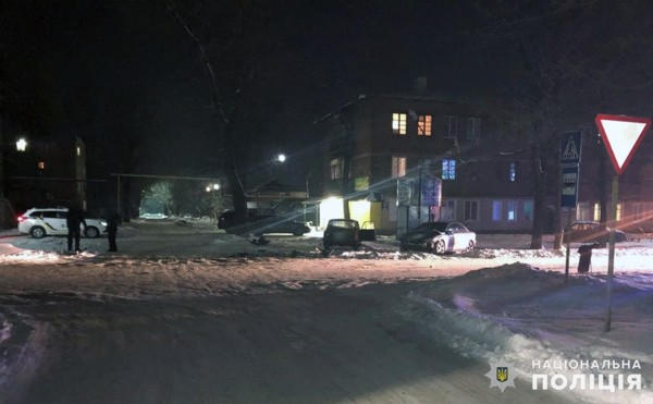 В Покровске столкнулись два автомобиля, после чего один из них врезался в дерево: есть пострадавшие