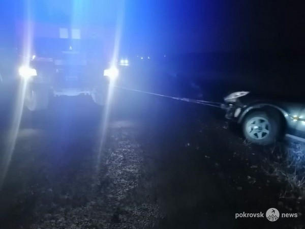 В Покровске автомобиль, который съехал в кювет, пришлось вытаскивать спасателям