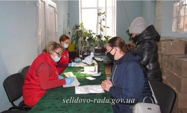 Жителям Селидово раздали гуманитарную помощь от Красного Креста
