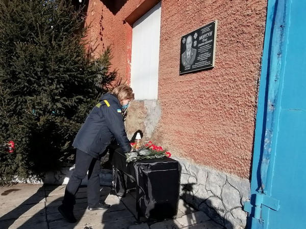 По всей Донецкой области почтили память трагически погибшего спасателя из Новогродовки