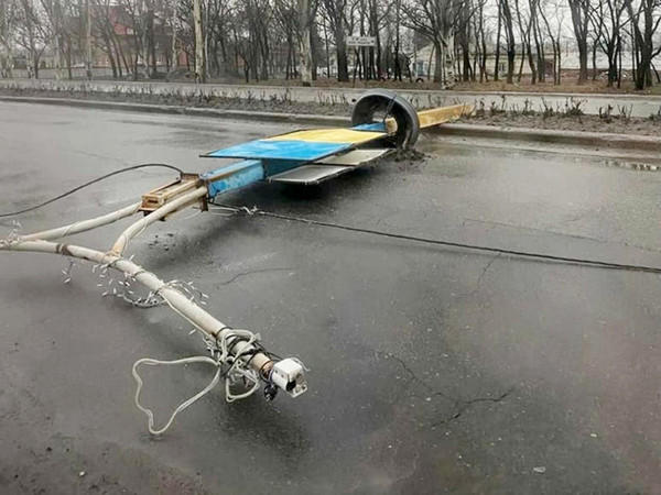 В Покровске упавшая электроопора перекрыла одну из основных автомагистралей города