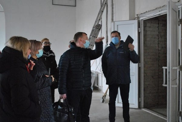 Мэр Новогродовки проинспектировал, как продвигается капитальный ремонт в опорной школе