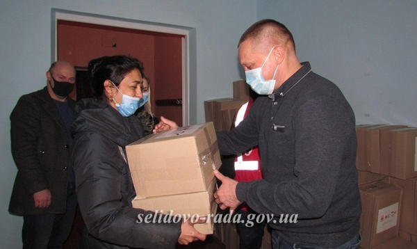 Жителям Селидово раздали гуманитарную помощь от Красного Креста