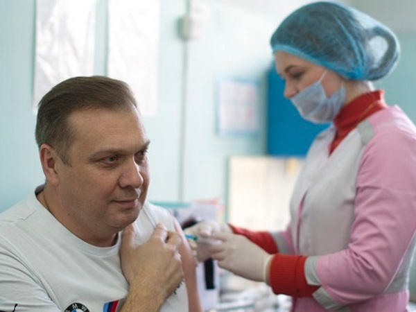 Мэр Новогродовки вакцинировался от COVID-19