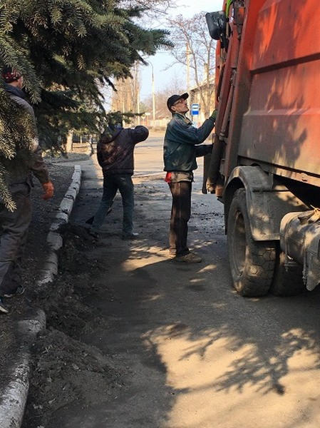 Большая уборка в Новогродовской громаде: порядок на улицах наводят коммунальщики и местные жители