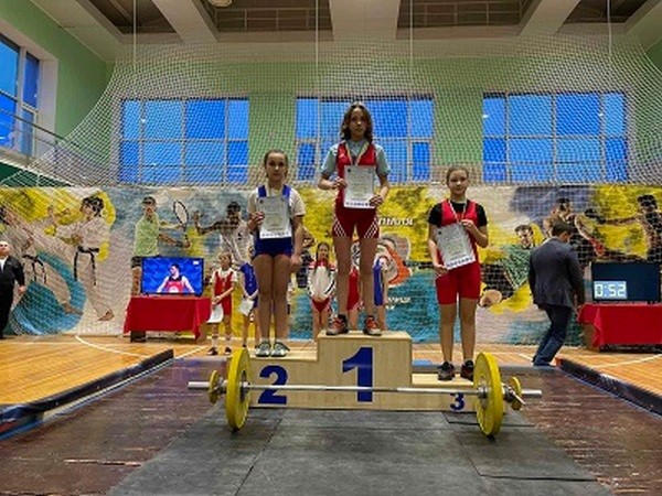 Юная спортсменка из Новогродовки завоевала «бронзу» на чемпионате Донецкой области по тяжелой атлетике
