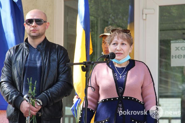 В Покровске открыли мемориальную доску трагически погибшему десантнику