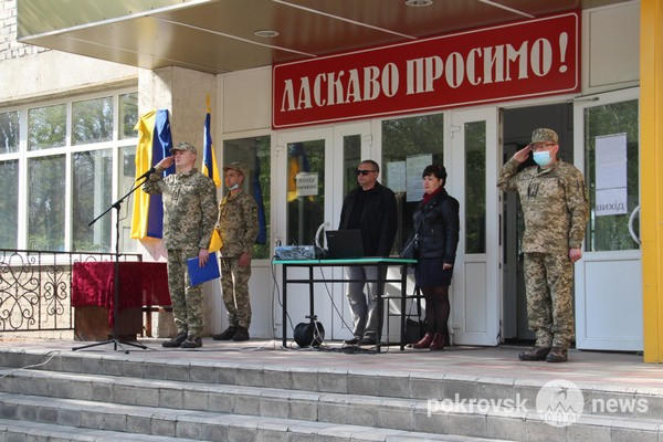 В Покровске открыли мемориальную доску трагически погибшему десантнику
