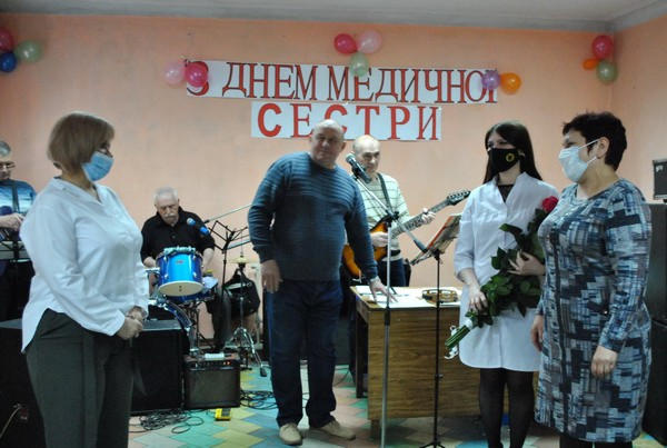 В Новогродовке медицинских сестер поздравили с профессиональным праздником