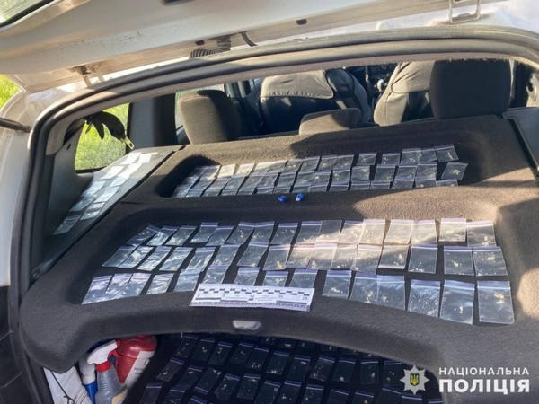 В Покровске в такси обнаружили около 300 пакетов с наркотиками